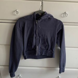 brandy melville cropped zip up sweater in blue. one size fits all